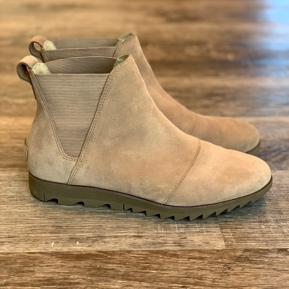 Sorel beige/light tan boots.